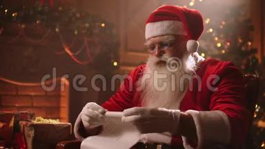 圣诞老人在一棵圣诞树的背景下，用神奇的光线<strong>卷</strong>起一幅<strong>羊皮</strong>纸<strong>卷</strong>轴。